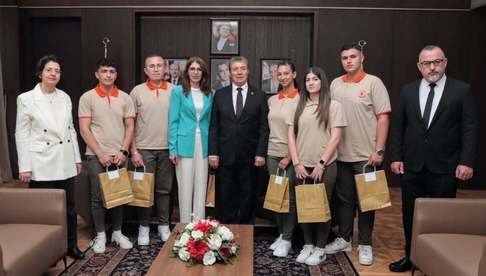 Başbakan Üstel, Esin Leman Lisesi öğretmen ve öğrencilerini kabul etti