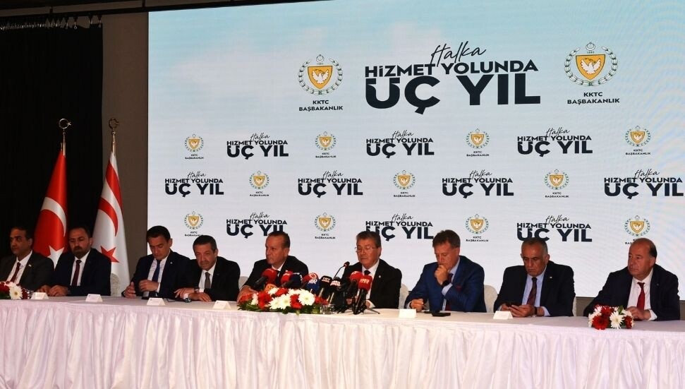 Hükümet yetkilileri, "Halka Hizmet Yolunda Üç Yıl" toplantısında basın mensupları yanıtladı