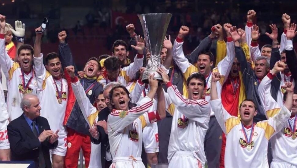 Galatasaray UEFA Kupası'nın 25. yıl dönümünü kutluyor: Hagi ve Popescu İstanul'da!