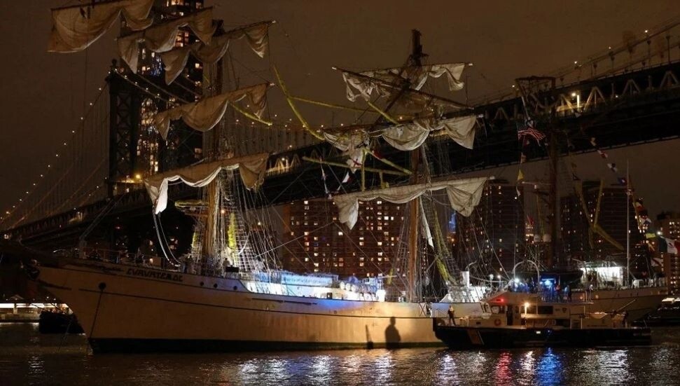 Meksika donanmasına ait eğitim gemisi Brooklyn Köprüsü'ne çarptı: 2 ölü, 20 yaralı