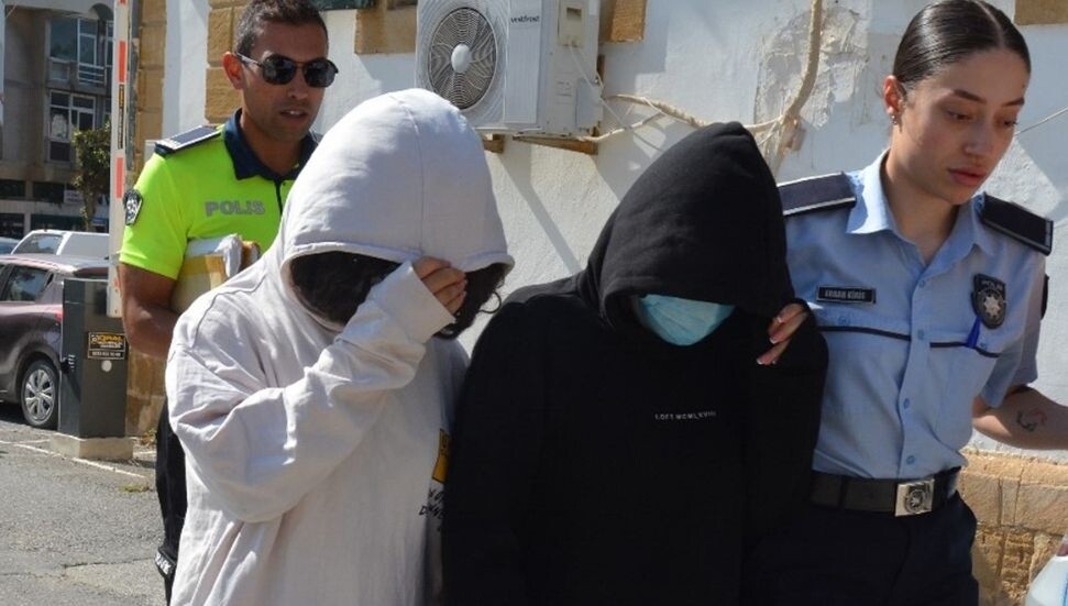 Kozmetik ürün çaldıkları gerekçesiyle tutuklanan iki öğrenciye 100'er bin TL kefalet şartı