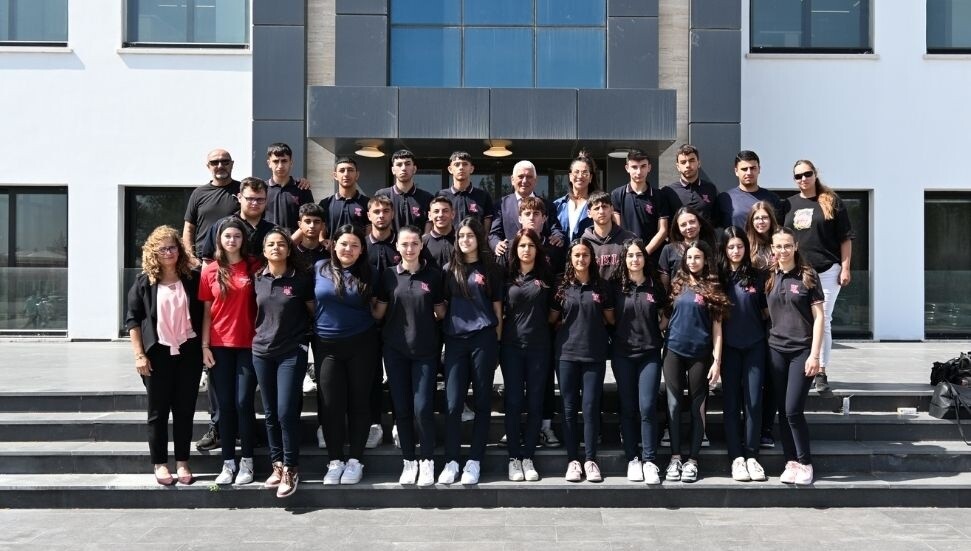 Özçınar, Kurtuluş Lisesi atletizm takımını kabul etti: Başarılarınız bizi gururlandırıyor