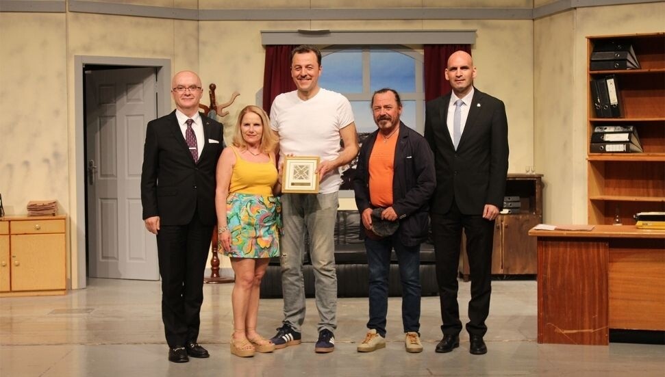 “Profesyonel” adlı oyun DAÜ sahnesinde tiyatroseverler ile buluştu