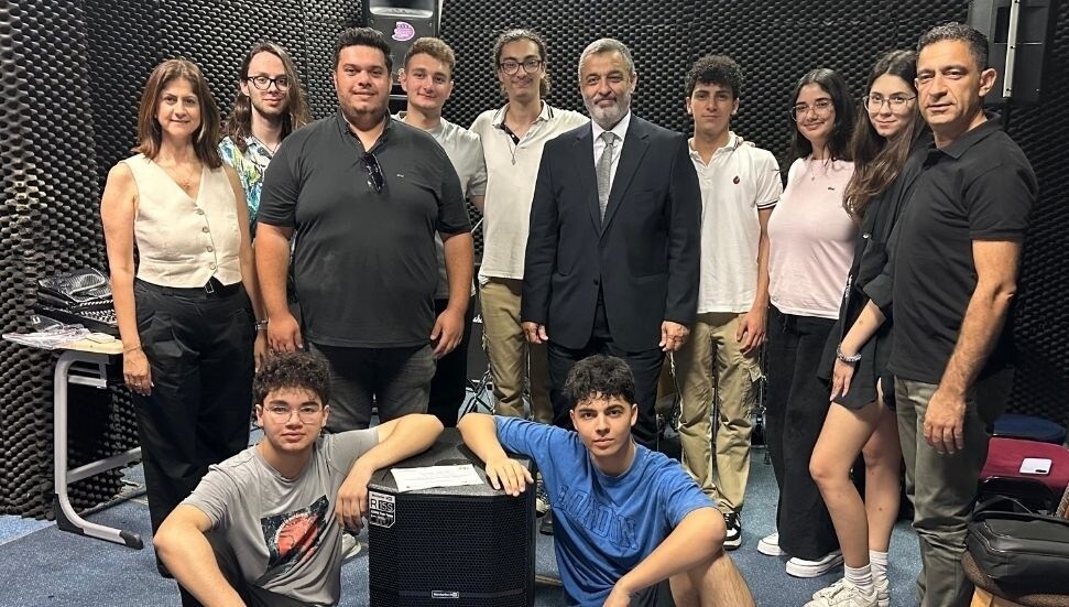 Telsim Freezone 11. Liselerarası Müzik Yarışması birincisi Levent College'e büyük ödülü teslim edildi