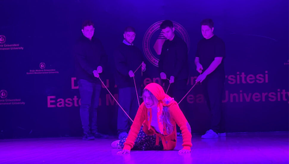 DAÜ’de kadına şiddet temalı tiyatro oyunu “Uyanış-Yaşayan Ölüler" sahnelendi