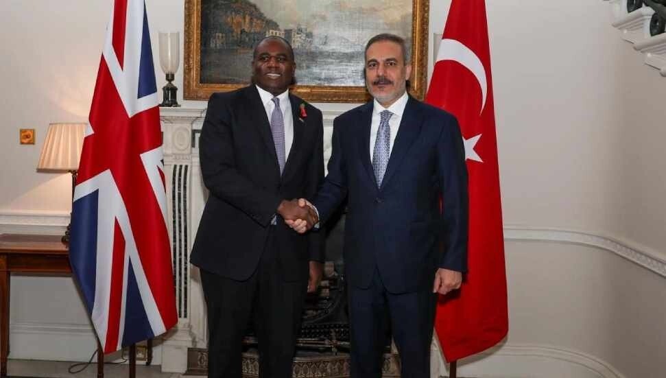 Hakan Fidan, İngiliz mevkidaşı Lammy ile telefonda Suriye'deki gelişmeleri ele aldı