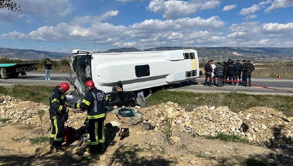 Denizli'de tur midibüsü ile otomobil çarpıştı, 2 kişi öldü, 23 kişi yaralandı