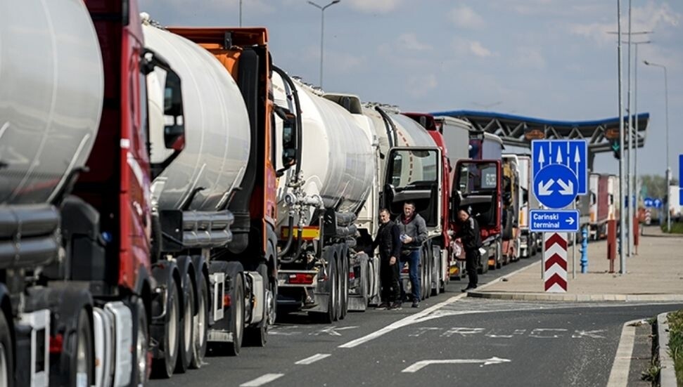 Bosna Hersek'teki kamyon sürücüleri AB'nin geçiş kurallarını protesto için kontak kapattı