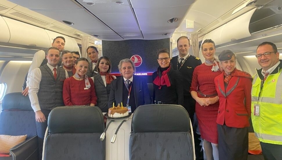 40 yılı deviren kaptan pilot Ulucan’a Ercan Havalimanı’nda son uçuş sürprizi