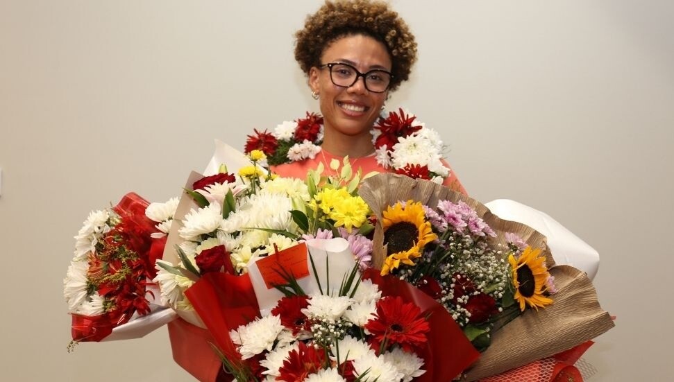 Gururumuz Buse çiçeklerle karşılandı