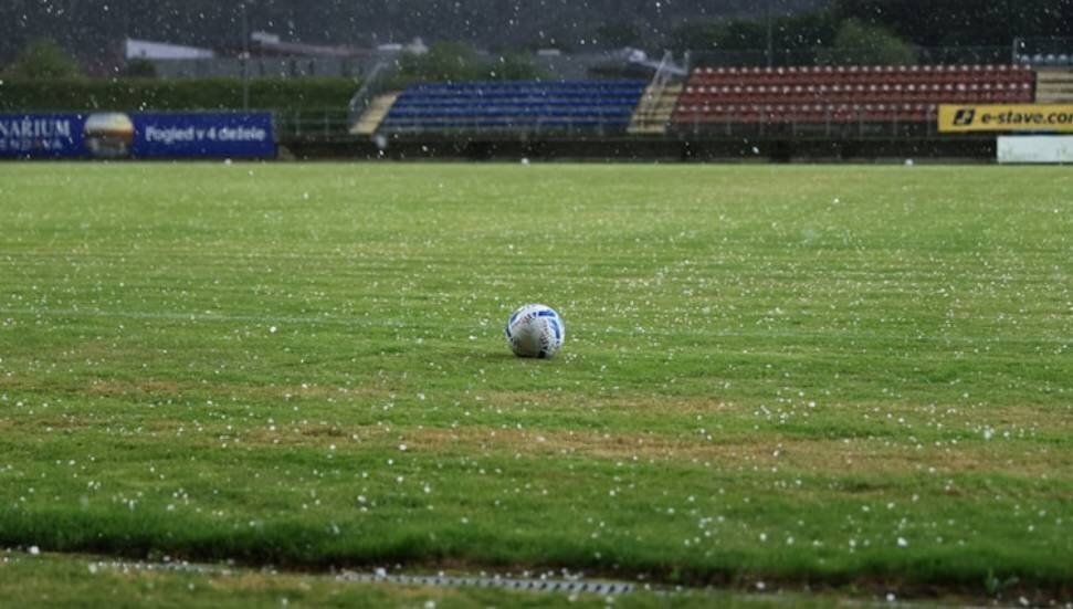 Beşiktaş'ın Dinamo Zagreb maçı dolu yağışı nedeniyle iptal edildi