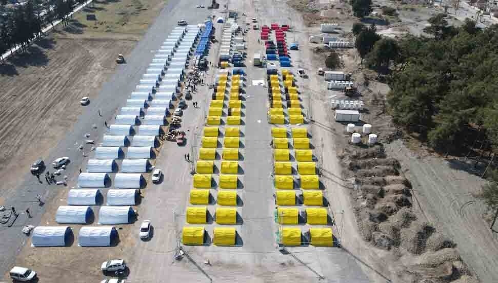 KKTC Fenerbahçeli İş İnsanları Derneği, Dörtyol’da Sarı Lacivert Çadır Kent’in kurulmasına destek verdi