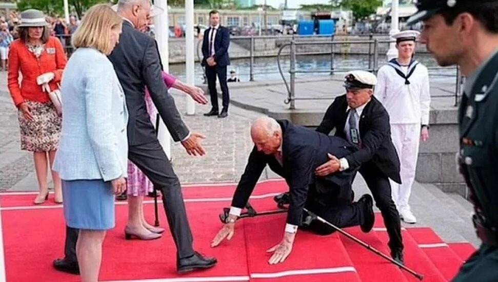 Danimarka'da resmi ziyarette bulunan 86 yaşındaki Norveç Kralı V. Harald kırmızı halıda düştü