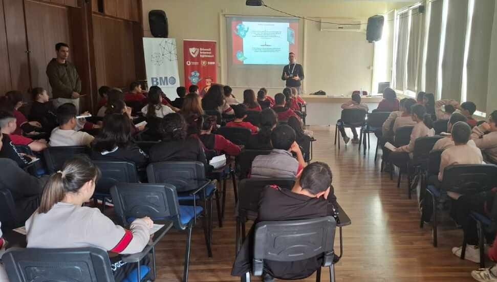 Ortaokul altıncı sınıflara güvenli internet eğitimi veriliyor