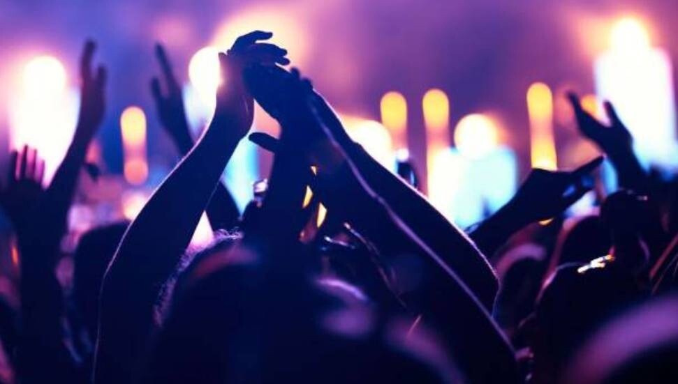 Girne'de bir eğlence mekanının kapatma saatine uymadığı, diğerininse izinsiz müzik yayınladığı tespit edildi