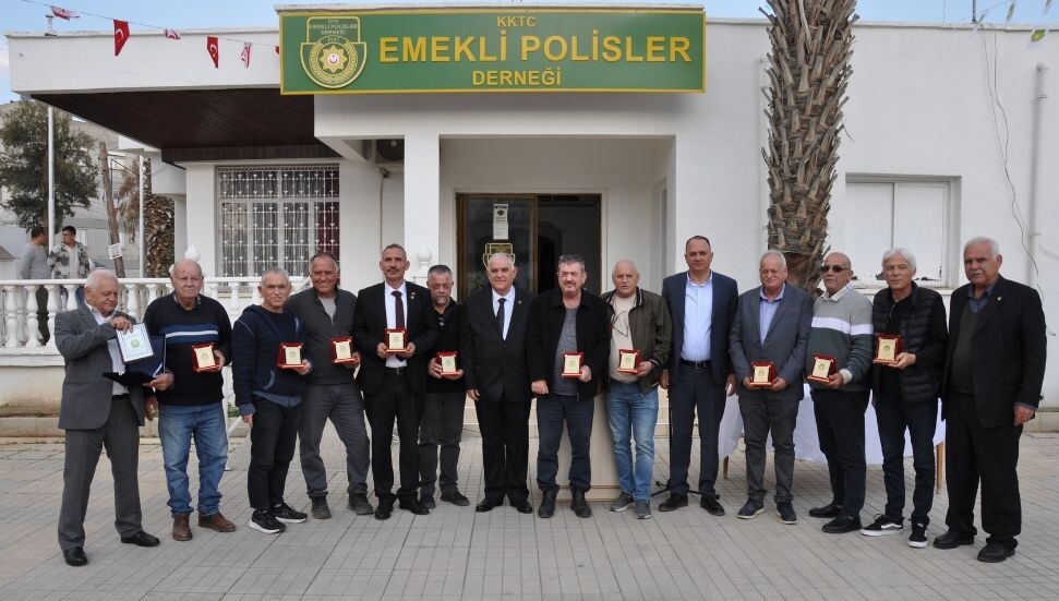 Emekli Polisler Derneği'nden üyelerine anı plaketi
