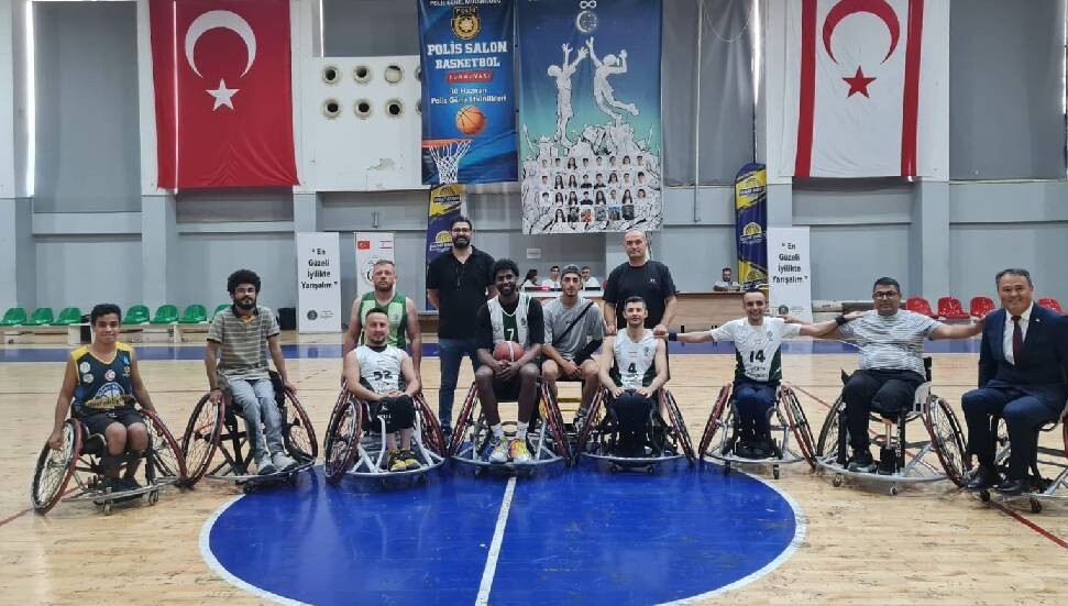Vakıflar Tekerlekli Sandalye Basketbol Takımı ile polis mensupları empati maçı yaptı 