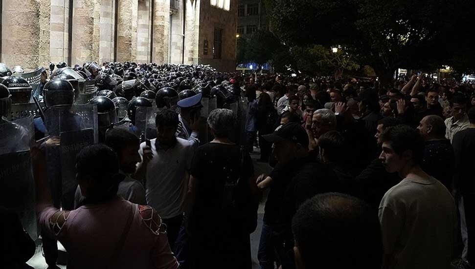 Ermenistan'da iktidarı zorla ele geçirme teşebbüsü ve Başbakan'a suikast iddiasıyla 8 kişi gözaltına alındı