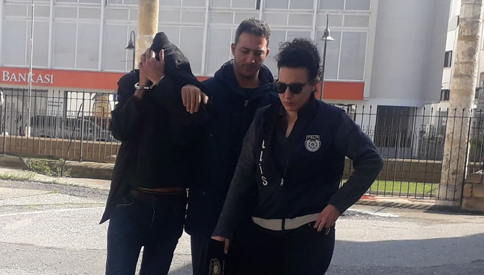 Mahkeme emrine rağmen eşinin evine girdi, telefonu zorla aldı!