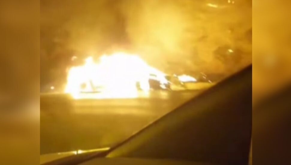 Girne anayolunda araç alevlere teslim oldu, yangın kuru otlara sıçradı