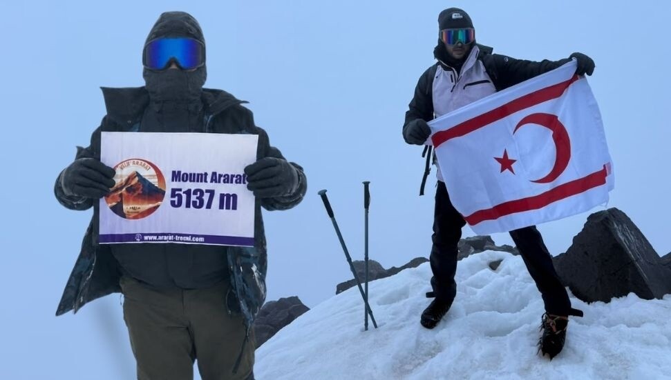 Kıbrıslı Türk iki genç Ağrı Dağı'nın zirvesinde bayrak dalgalandırdı: Bu başarı 20 Temmuz için