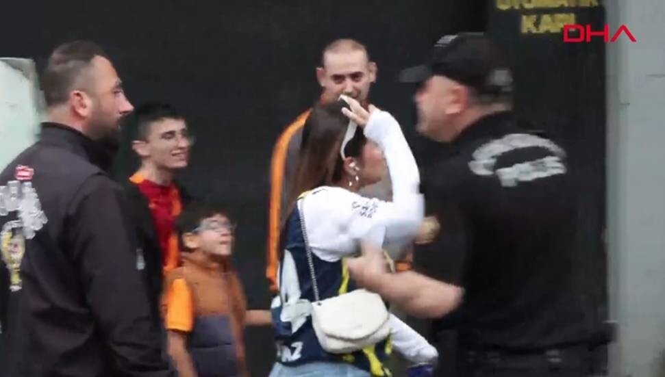 Fenerbahçe formalı taraftara Florya'da tepki