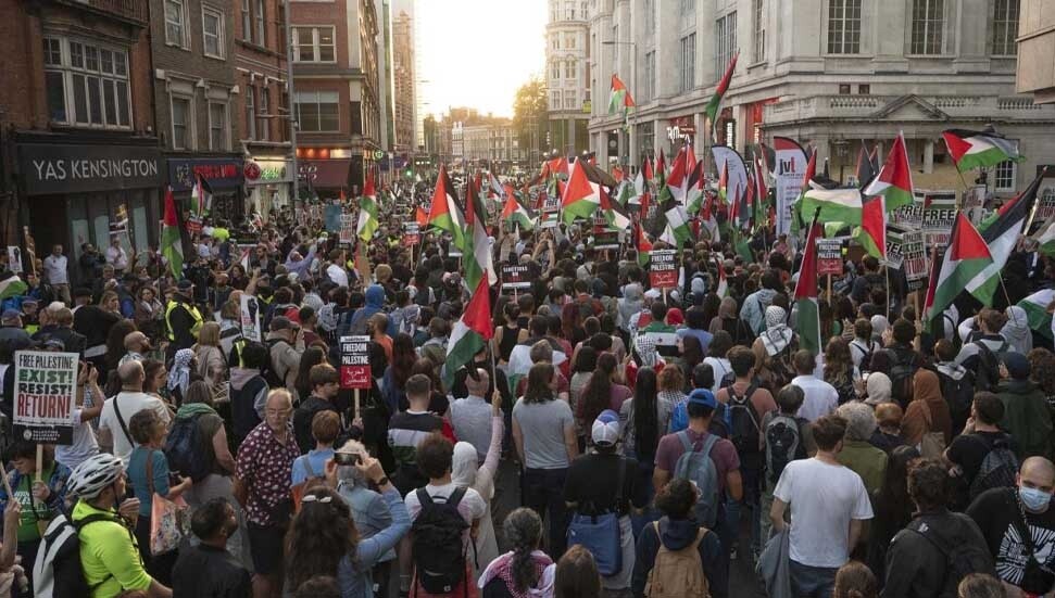 İngiltere'de binlerce kişi Filistin'e destek için toplandı