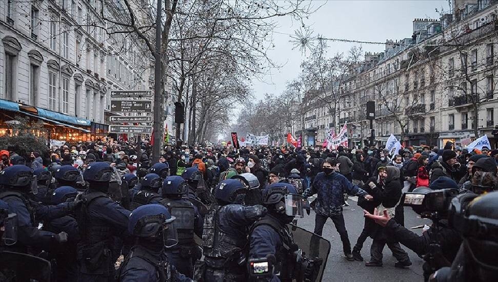 Fransa'da emeklilik reformuna karşı protestolara 1 milyondan fazla kişi katıldı