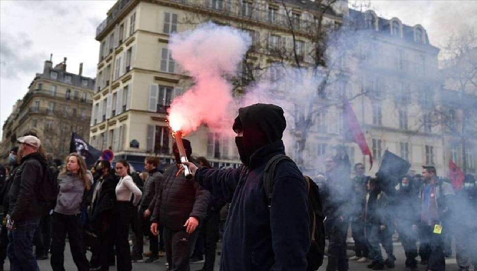 Fransa'da göstericiler Paris Havalimanı'nın girişini kapattı