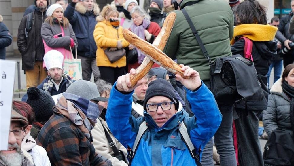 Paris'te fırıncılar yüksek enerji fiyatlarını ellerinde bagetlerle protesto etti