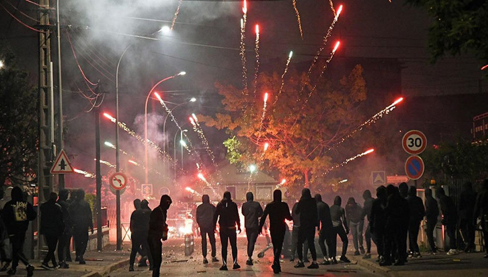 Fransa'da maskeli göstericiler polislere havai fişeklerle saldırdı