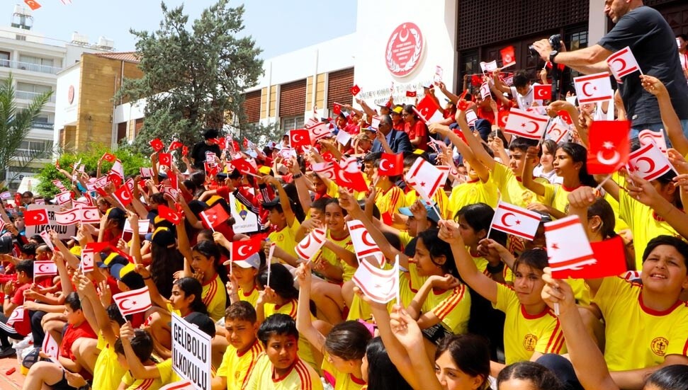 23 Nisan Ulusal Egemenlik ve Çocuk Bayramı dolayısıyla Meclis bahçesinde şölen düzenlendi