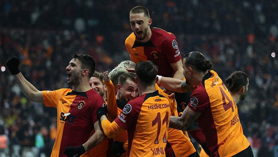 Galatasaray'da 20 futbolcuyu ilk şampiyonluk heyecanı sardı