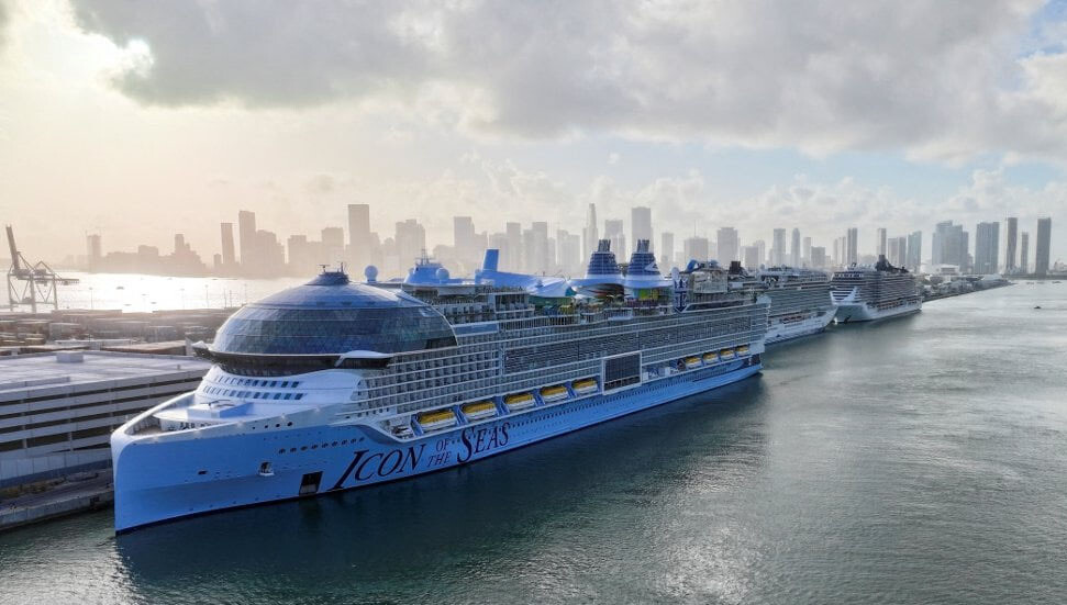Dünyanın en büyük yolcu gemisi "Icon of the Seas" ABD'deki Miami Limanı'ndan yola çıktı