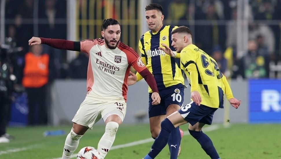 Fenerbahçe play-off biletini son maça bıraktı