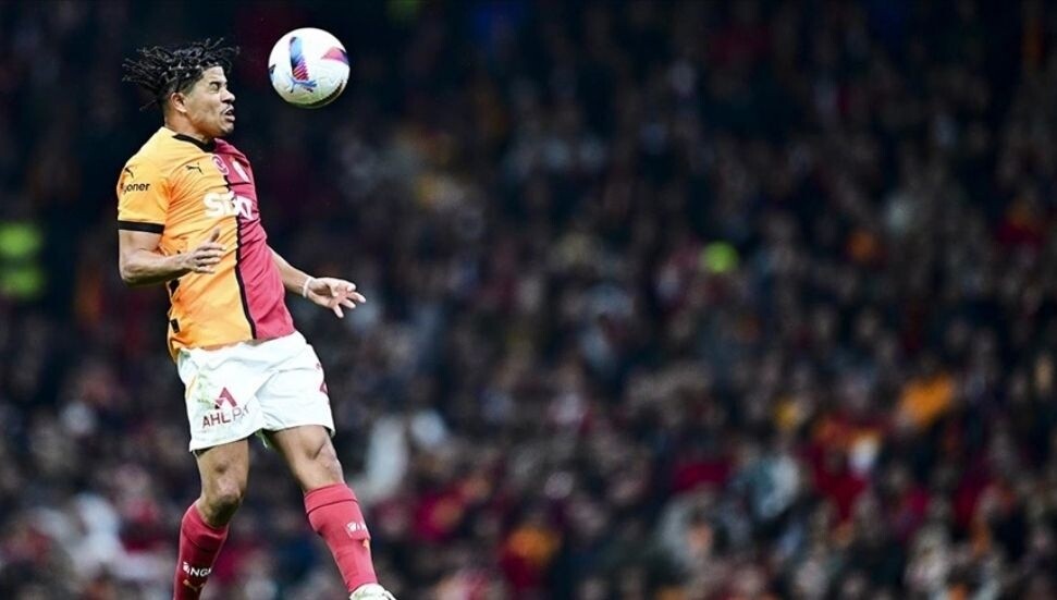 Galatasaray'ın Brezilyalı futbolcusu Gabriel Sara, sol ayak bileğinden sakatlandı