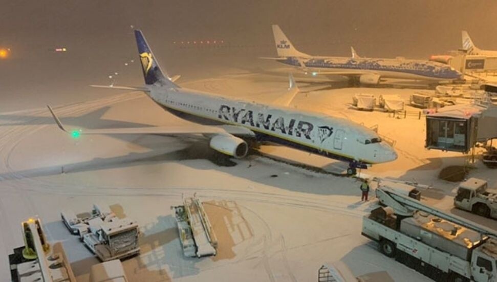 İngiltere'de yoğun kar yağışı havaalanlarını kapattırdı