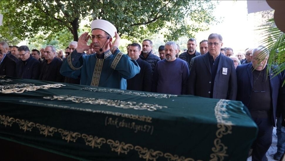 İngiltere'de cansız bedeni bulunan Türk akademisyen İzmir'de defnedildi