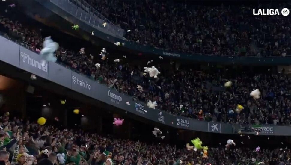 Real Betis taraftarlarından sahaya "oyuncak yağmuru"