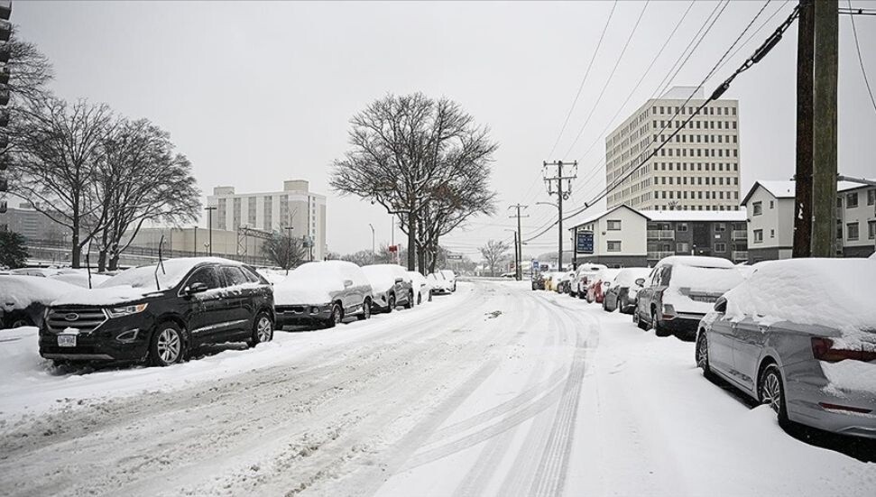 ABD'de 13 eyalette etkili olan şiddetli kar yağışı ve soğuklar nedeniyle en az 3 kişi hayatını kaybetti
