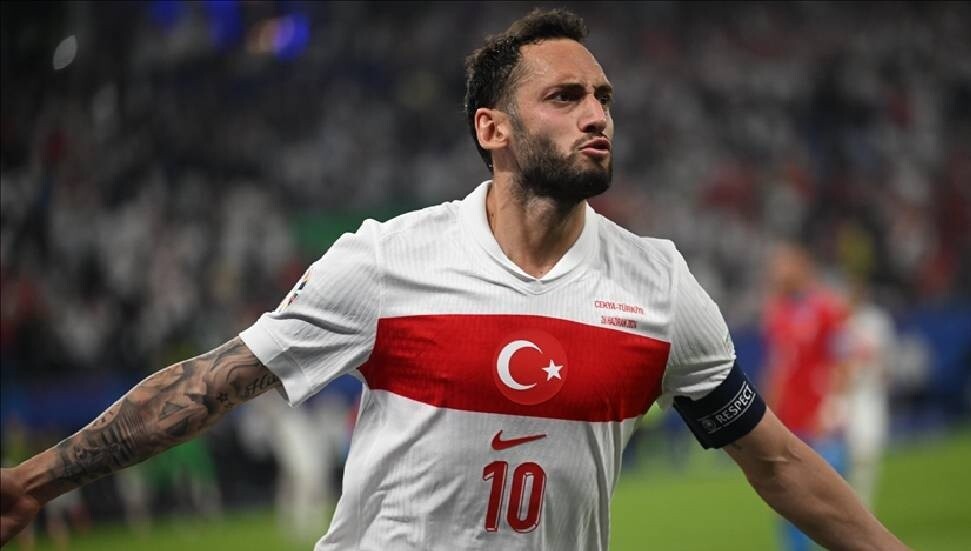 Hakan Çalhanoğlu, "üçüncü grup maçlarının en iyi golü" kategorisinde aday gösterildi