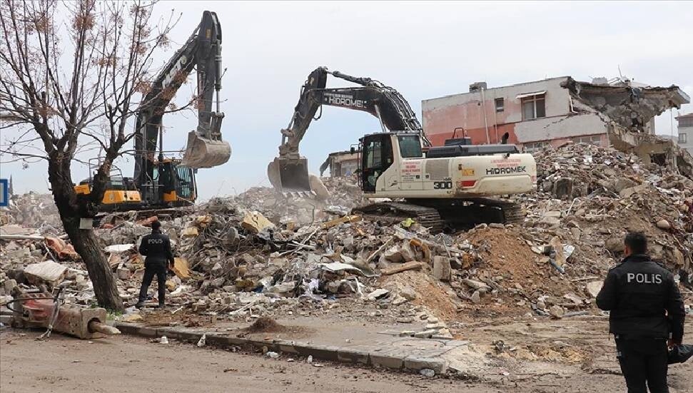 Hatay'da enkaz kaldırma çalışmaları sürüyor