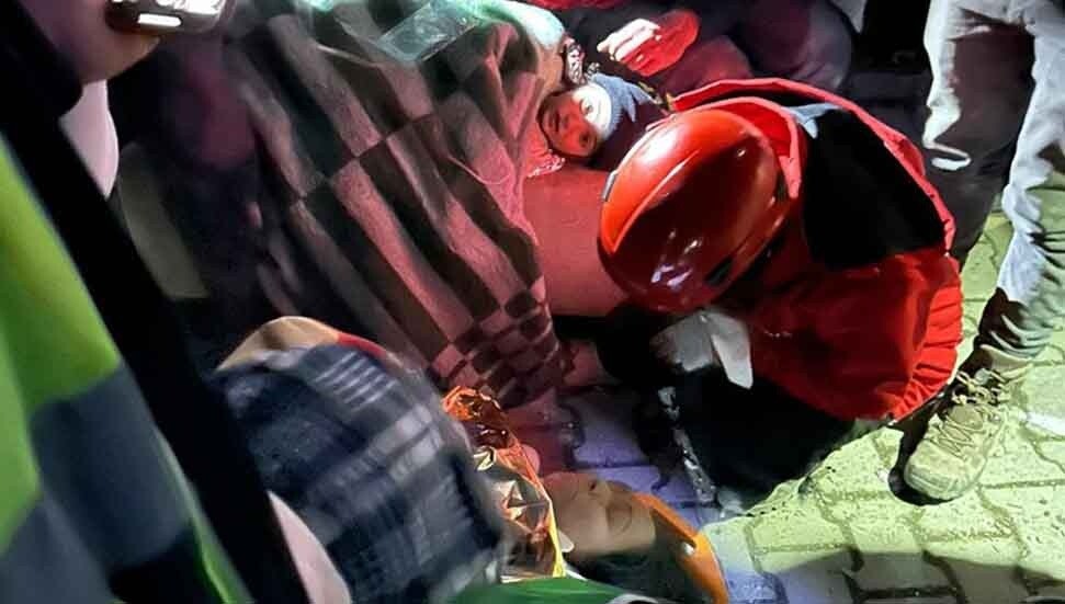 Hatay'da depremden 72 saat sonra aynı binanın enkazından 4 kişi kurtarıldı