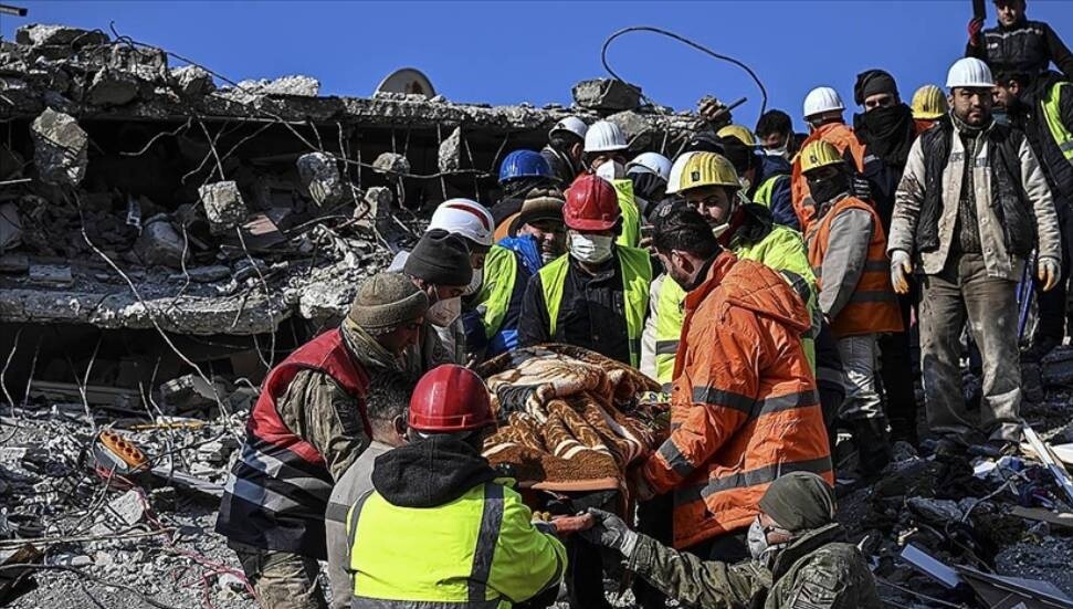 Hatay’da depremin 150. saatinde dört kişi enkaz altından kurtarıldı
