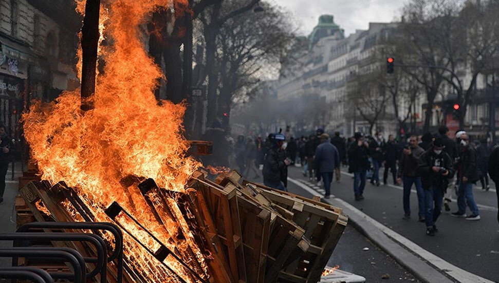 Fransa'daki emeklilik reformu karşıtı protestolarda tansiyon düşmüyor