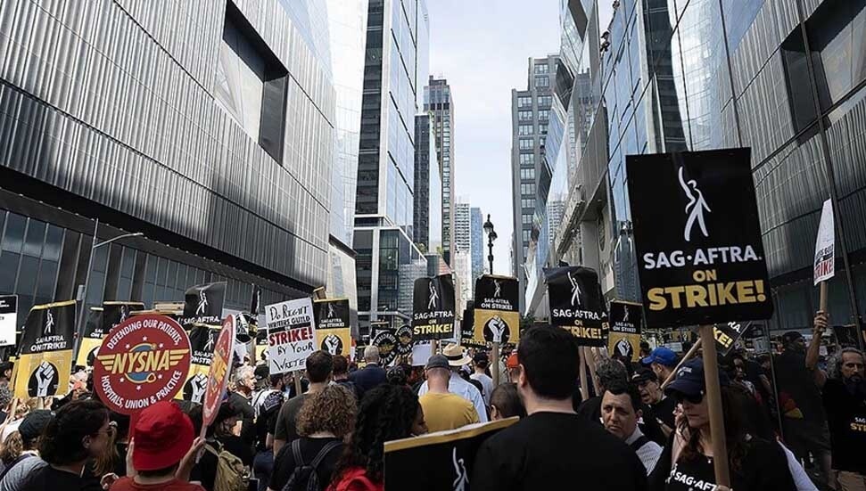 Hollywood'da grevdeki senaristler, yapımcılarla ön anlaşmaya vardı