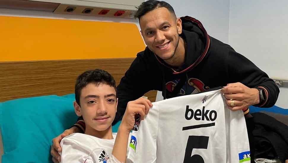 Josef de Souza, depremden 128 saat sonra enkazdan çıkarılan Arda'ya formasını hediye etti