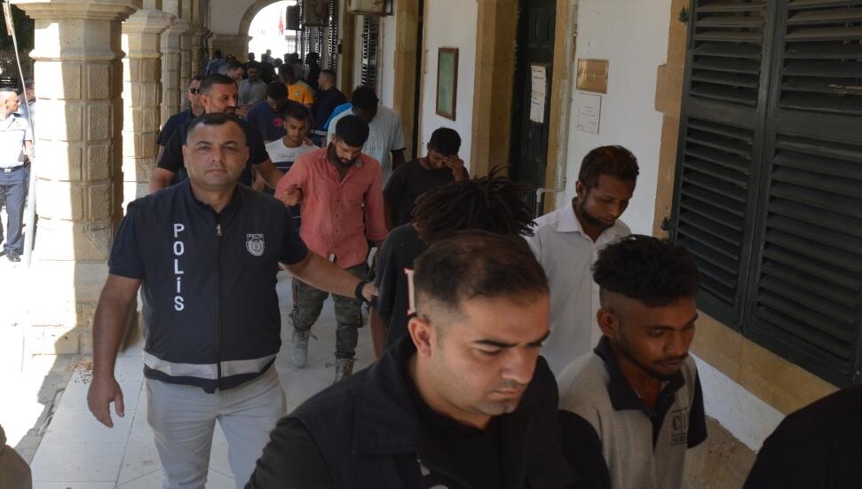 Kapsamlı operasyon: Ülkede yıllardır kaçak yaşayan 28 kişi tutuklandı