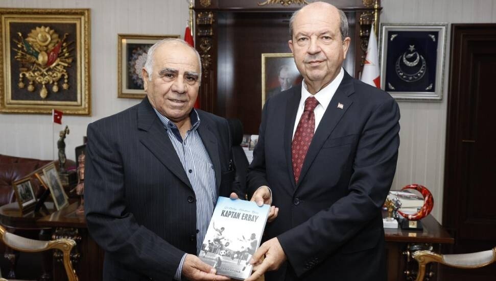 Cumhurbaşkanı Tatar, eski futbolcu Erbay Gönelli’yi kabul etti