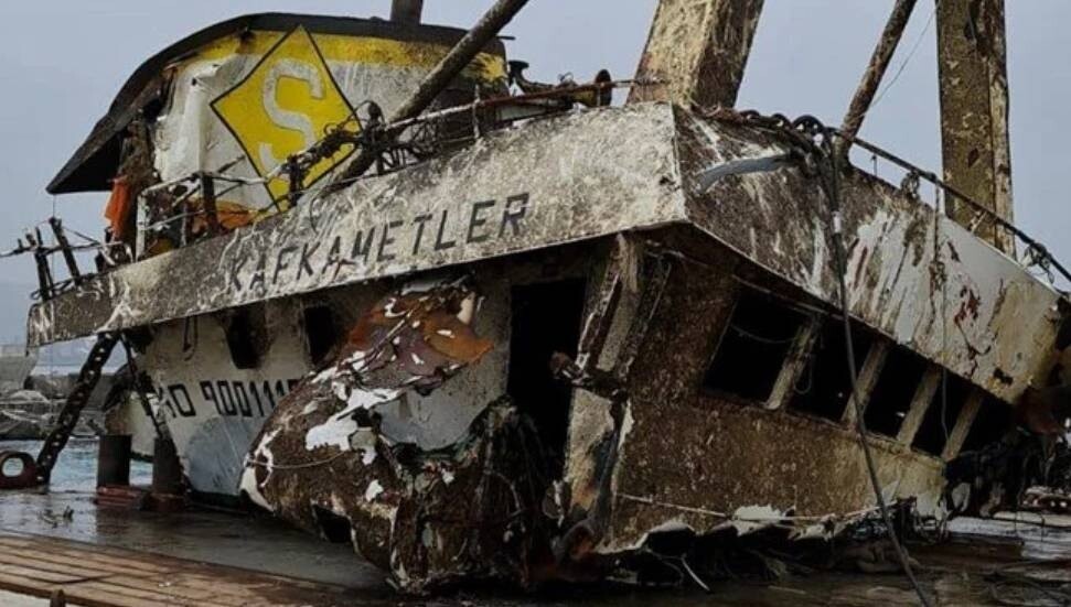 Türkiye'de batan "Kafkametler" gemisinin kaptan köşkü denizden çıkarıldı